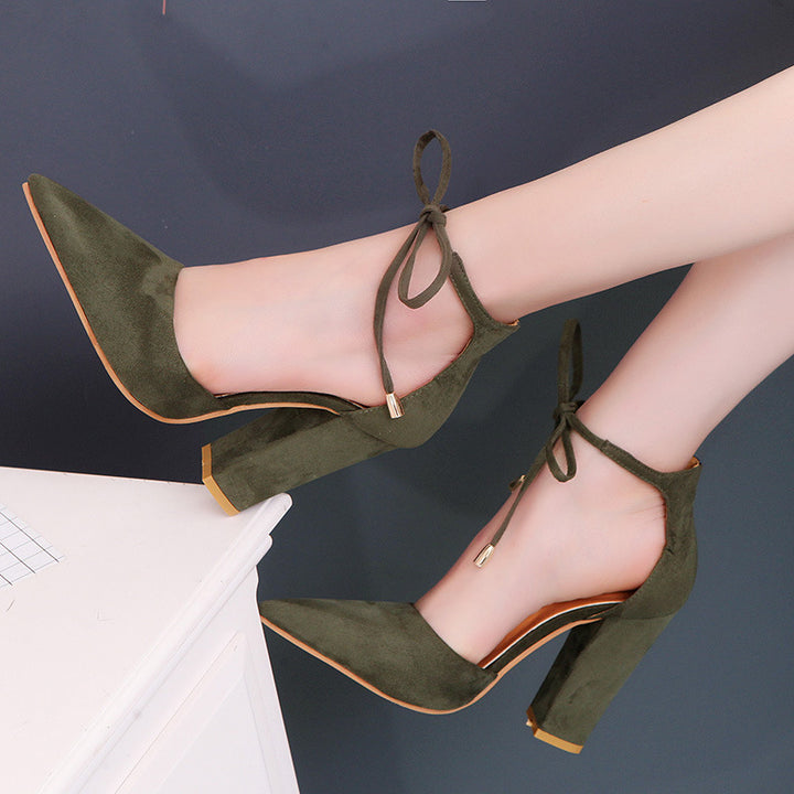 Damen nan spitz zulaufende Pumps mit Knöchelband zum Binden und skulpturellem Blockabsatz Echo Archiv