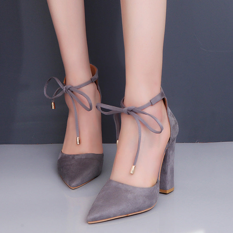 Damen nan spitz zulaufende Pumps mit Knöchelband zum Binden und skulpturellem Blockabsatz Echo Archiv