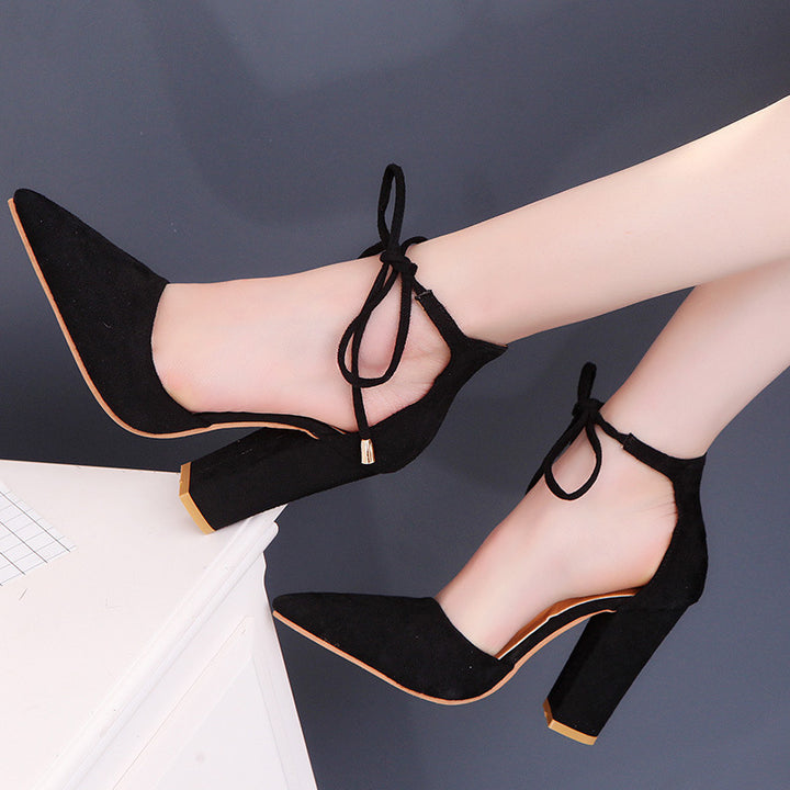 Damen nan spitz zulaufende Pumps mit Knöchelband zum Binden und skulpturellem Blockabsatz Echo Archiv