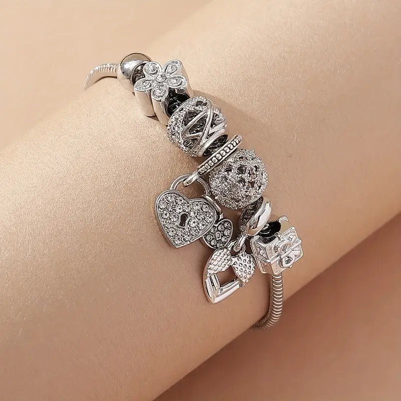 Echoarchiv Modisches Armband mit Strasssteinen und Blumen
