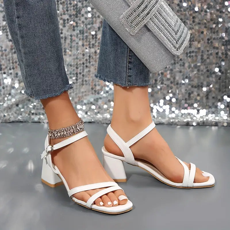 Echoarchiv | Elegante Sandalen Mit Chic Schnallenschluss
