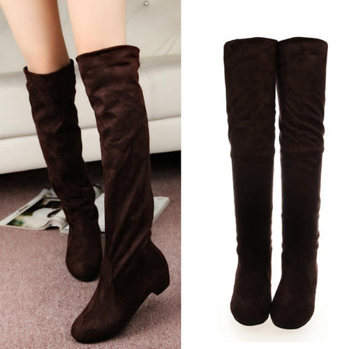 Damen Overknee-Stiefel mit weichem Veloursfinish, flachem Keilabsatz und stretchigem Schaft – Lioré