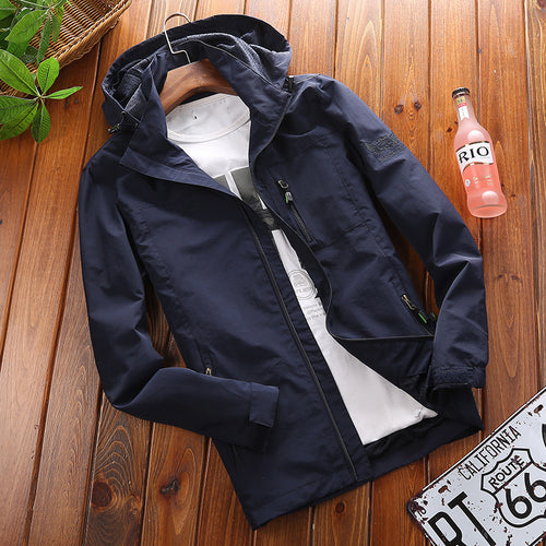 Herren leichte Windjacke mit verstellbarer Kapuze und atmungsaktivem Material Echoarchiv