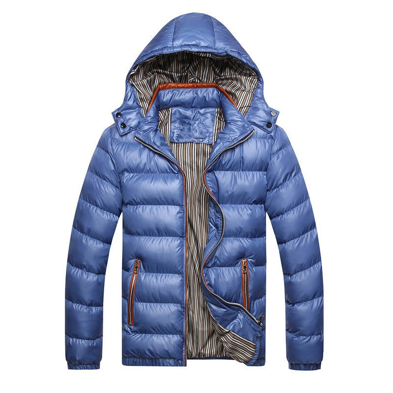 Herren Wattierte Kapuzen-Steppjacke mit glänzender Nylonoptik und kontrastierenden Reißverschlüssen Echoarchiv