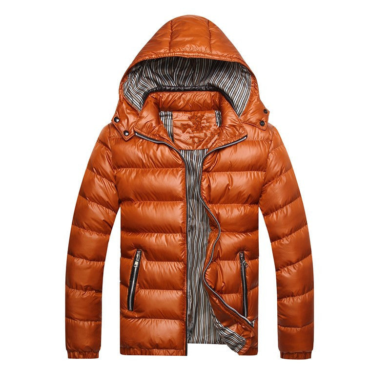 Herren Wattierte Kapuzen-Steppjacke mit glänzender Nylonoptik und kontrastierenden Reißverschlüssen Echoarchiv
