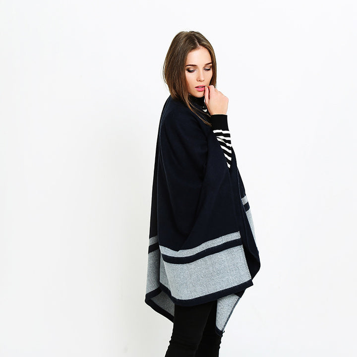Damen Oversize-Ruana im kastigen Cape‑Schnitt mit kontrastierender Bordüre Echo Archiv
