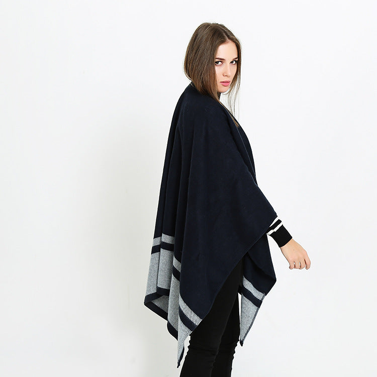 Damen Oversize-Ruana im kastigen Cape‑Schnitt mit kontrastierender Bordüre Echo Archiv