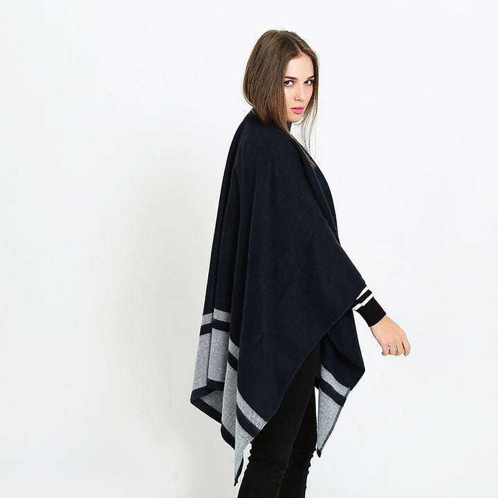 Damen Oversize-Ruana im kastigen Cape‑Schnitt mit kontrastierender Bordüre Echo Archiv