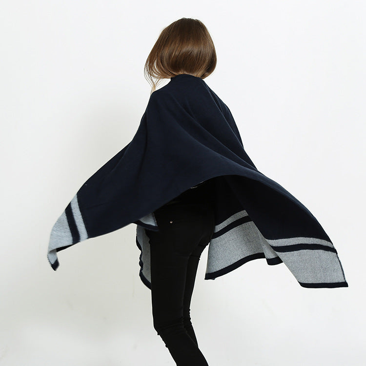 Damen Oversize-Ruana im kastigen Cape‑Schnitt mit kontrastierender Bordüre Echo Archiv