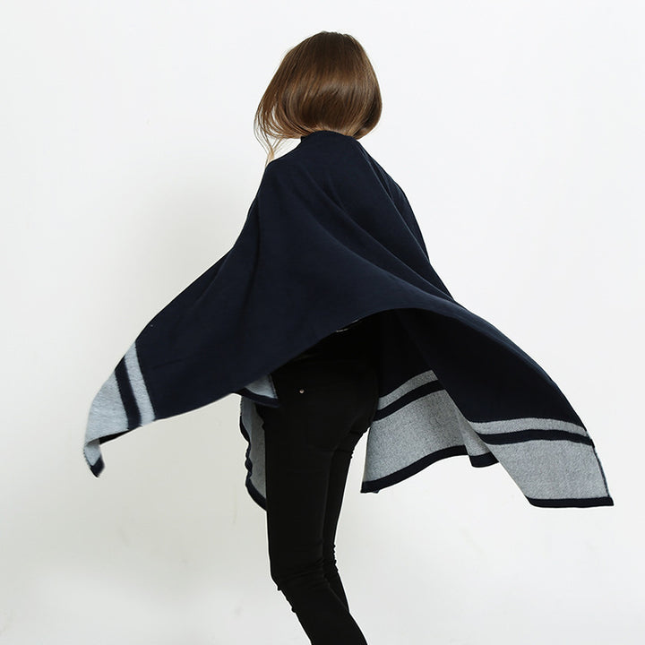 Damen Oversize-Ruana im kastigen Cape‑Schnitt mit kontrastierender Bordüre Echo Archiv