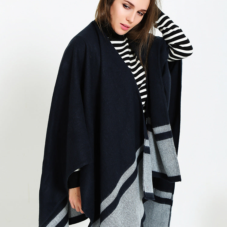 Damen Oversize-Ruana im kastigen Cape‑Schnitt mit kontrastierender Bordüre Echo Archiv