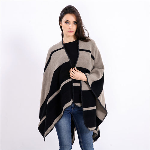 Damen Oversize-Ruana mit geometrischem Blockstreifen und Ziernaht – Avérine