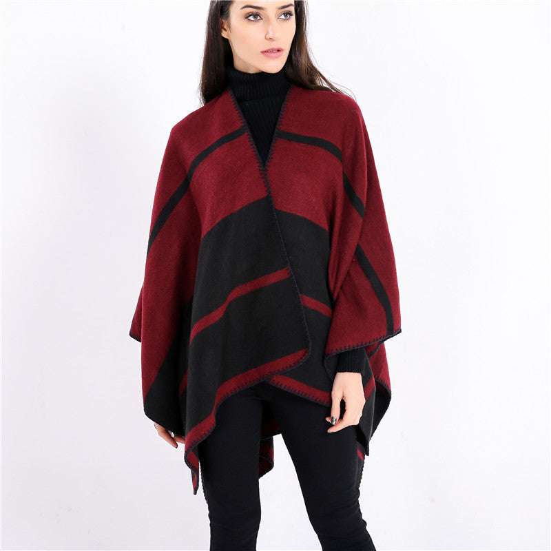 Damen Oversize-Ruana mit geometrischem Blockstreifen und Ziernaht – Avérine