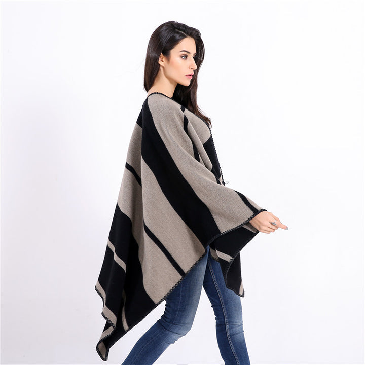 Damen Oversize-Ruana mit geometrischem Blockstreifen und Ziernaht – Avérine
