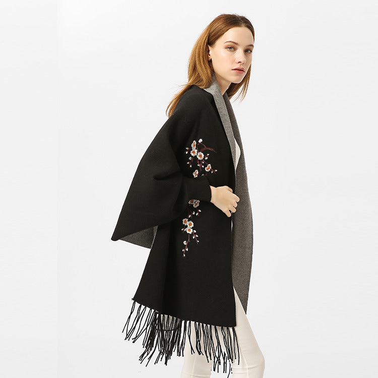 Damen Reversible Strick-Ruana mit Blumenstickerei und Fransensaum Echo Archiv