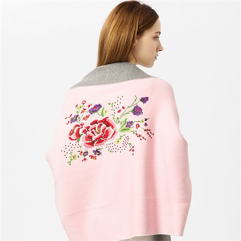 Damen Cape‑Schal mit besticktem Innenfutter und Fransensaum Echo Archiv