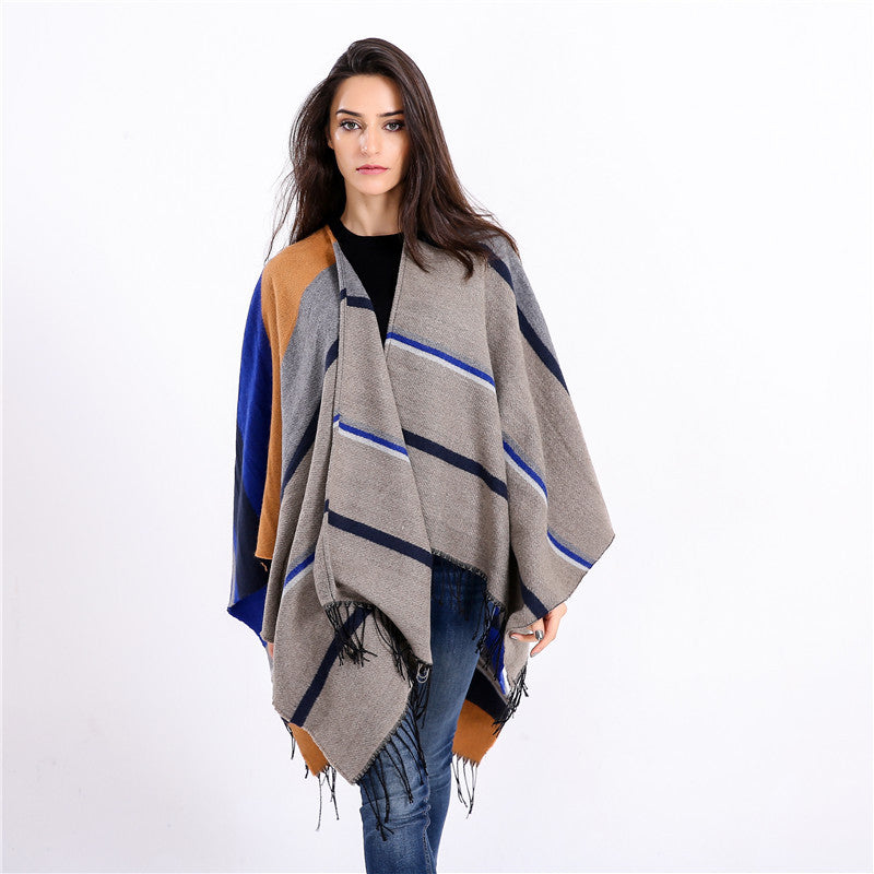 Damen Oversize-Ruana‑Überwurf aus Wollmix mit Zipfelsaum und Fransensaum – Avérine