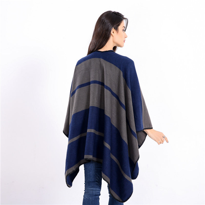 Damen Oversize-Ruana mit geometrischem Blockstreifen und Ziernaht – Avérine