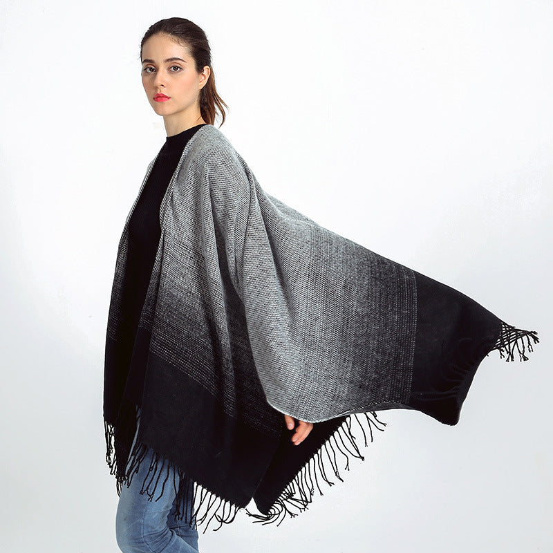 Damen Oversize-Poncho im Verlaufsstrick mit Fransen und offener Front Echo Archiv