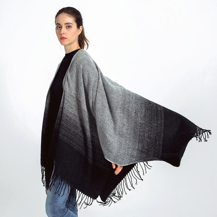 Damen Oversize-Poncho im Verlaufsstrick mit Fransen und offener Front Echo Archiv