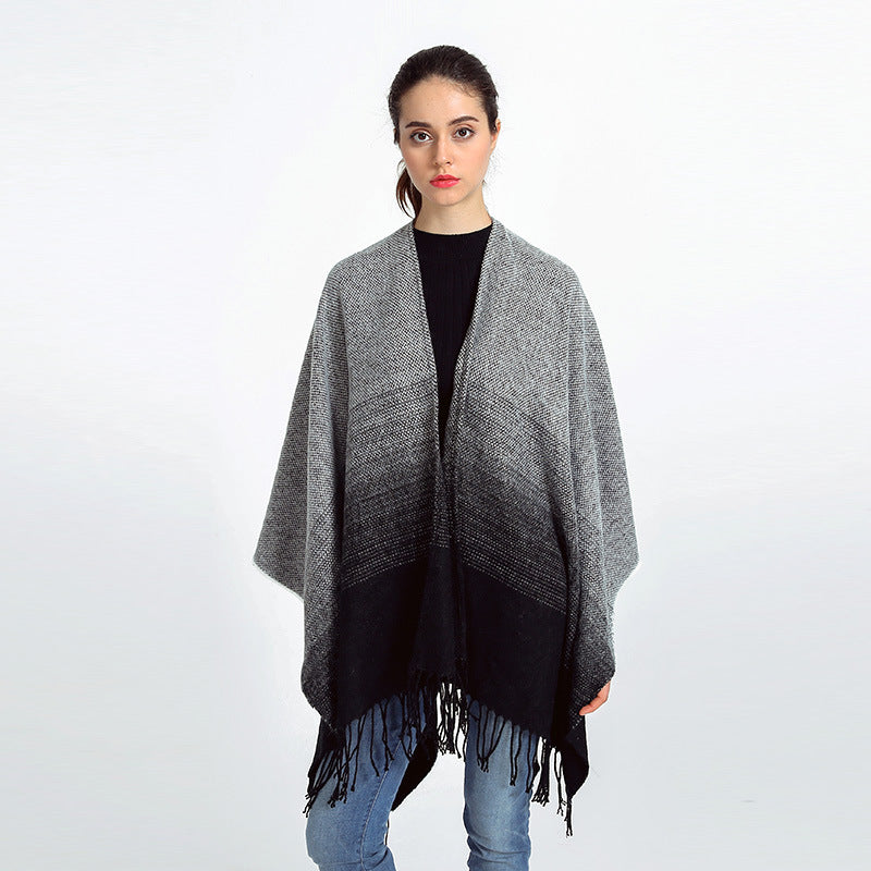 Damen Oversize-Poncho im Verlaufsstrick mit Fransen und offener Front Echo Archiv