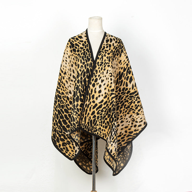 Damen Poncho‑Überwurf im Oversize mit Leopardenjacquard und Kettelnaht Echo Archiv