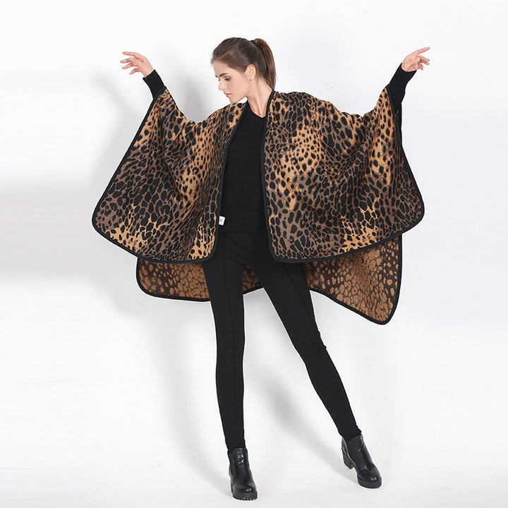Damen Poncho‑Überwurf im Oversize mit Leopardenjacquard und Kettelnaht Echo Archiv