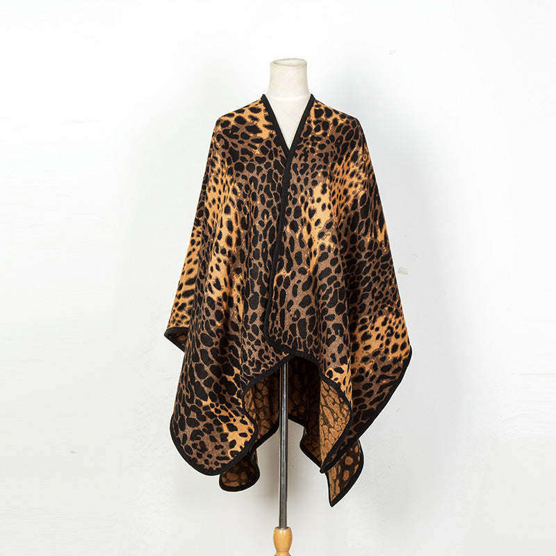 Damen Poncho‑Überwurf im Oversize mit Leopardenjacquard und Kettelnaht Echo Archiv