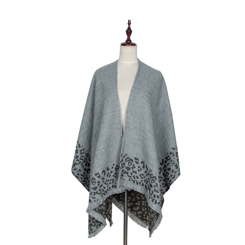 Damen Strick‑Ruana mit Leoprint‑Bordüre und Fransensaum Echo Archiv