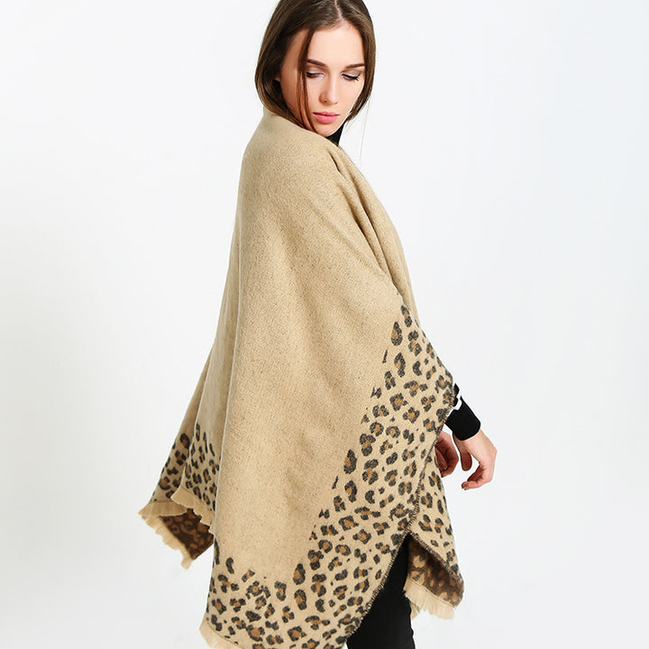 Damen Strick‑Ruana mit Leoprint‑Bordüre und Fransensaum Echo Archiv