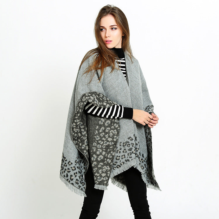 Damen Strick‑Ruana mit Leoprint‑Bordüre und Fransensaum Echo Archiv