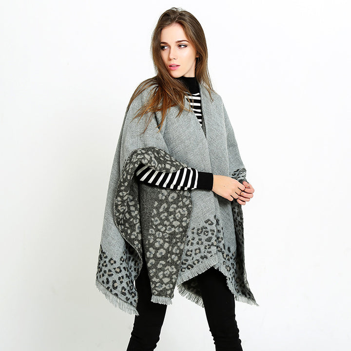 Damen Strick‑Ruana mit Leoprint‑Bordüre und Fransensaum Echo Archiv