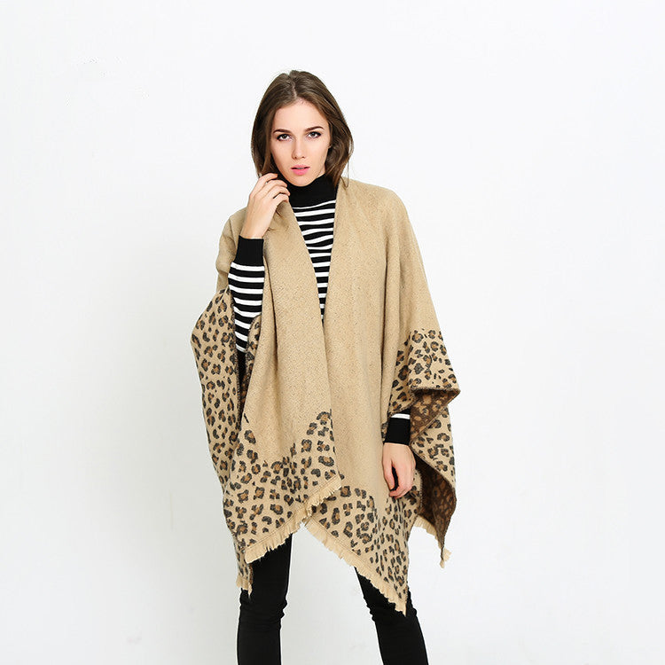 Damen Strick‑Ruana mit Leoprint‑Bordüre und Fransensaum Echo Archiv