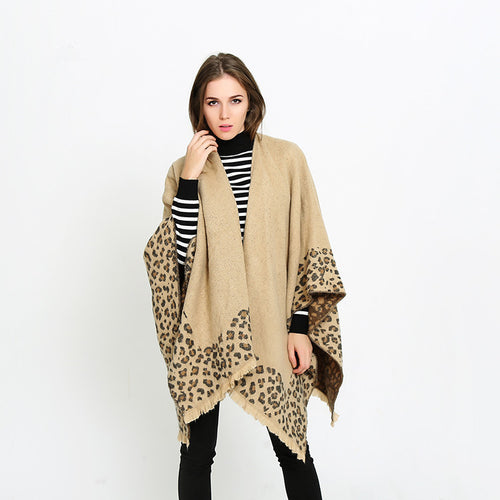 Damen Strick‑Ruana mit Leoprint‑Bordüre und Fransensaum Echo Archiv