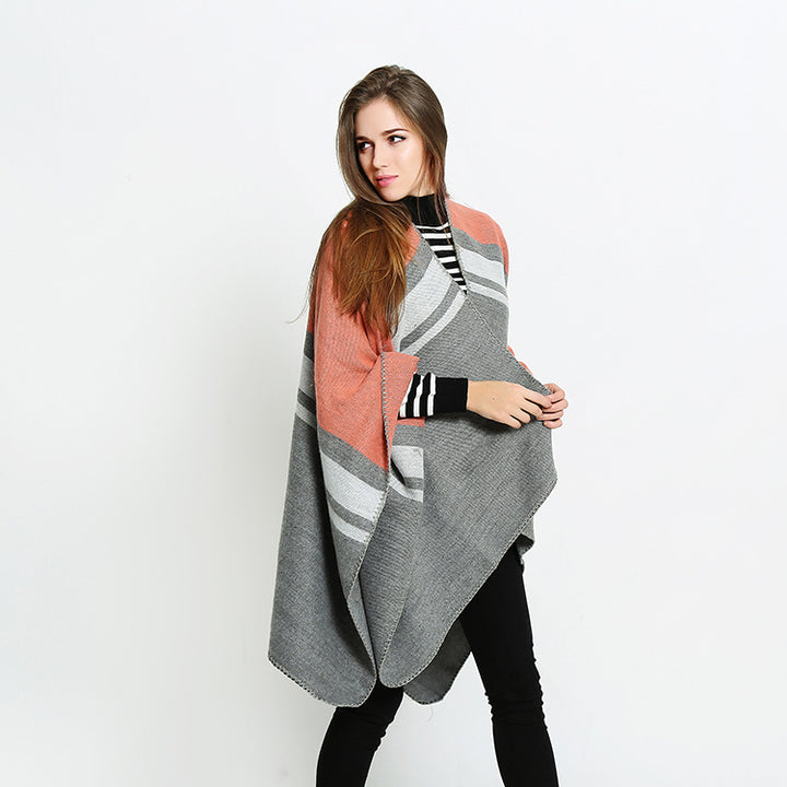 Damen Cape‑Ruana‑Poncho aus feinem Wollmix mit kontrastierter Kettelnaht – Montévia