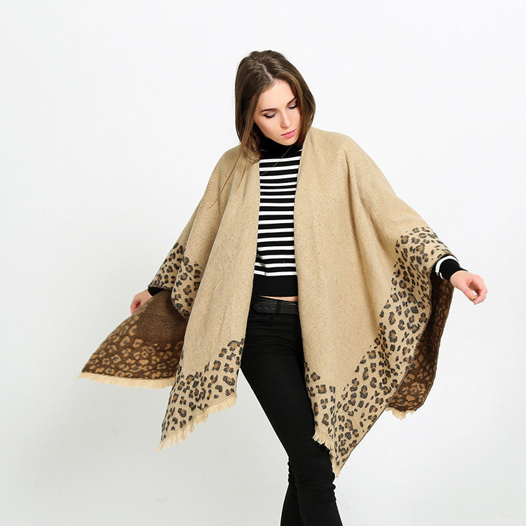 Damen Strick‑Ruana mit Leoprint‑Bordüre und Fransensaum Echo Archiv