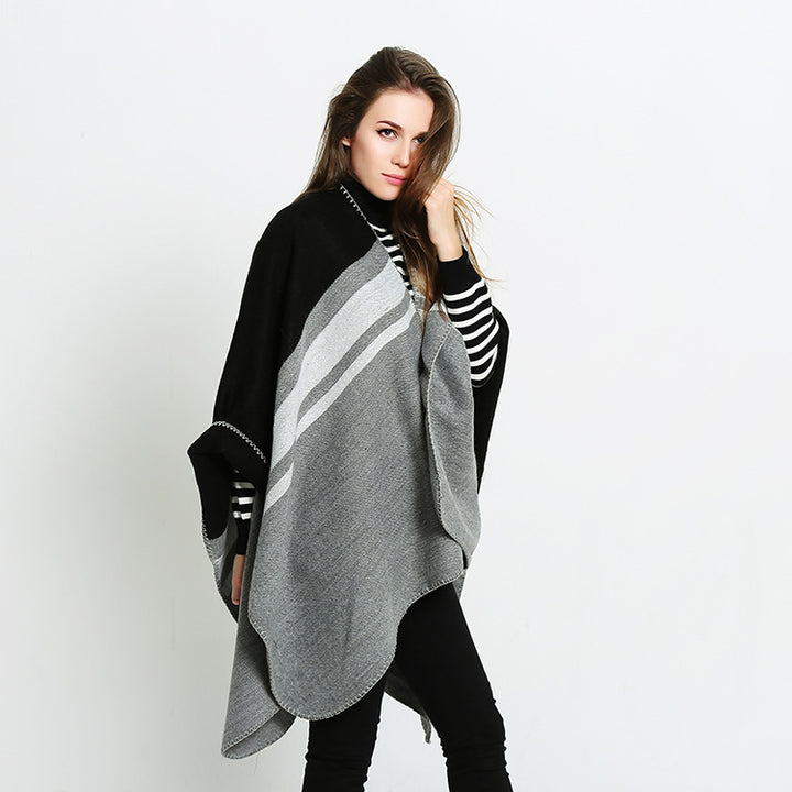 Damen Cape‑Ruana‑Poncho aus feinem Wollmix mit kontrastierter Kettelnaht – Montévia