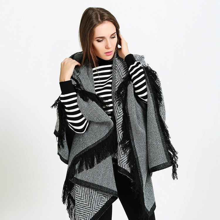 Damen Kapuzen-Ruana im geometrischen Jacquard mit Fransen und weichfallender Wolloptik – Avérine