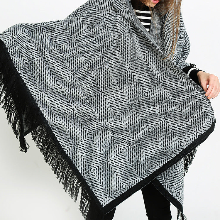 Damen Kapuzen-Ruana im geometrischen Jacquard mit Fransen und weichfallender Wolloptik – Avérine