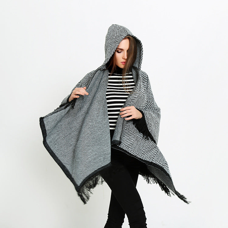 Damen Kapuzen-Ruana im geometrischen Jacquard mit Fransen und weichfallender Wolloptik – Avérine