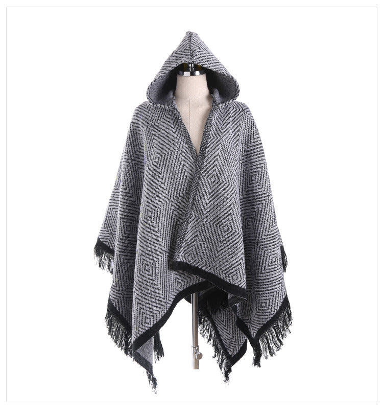 Damen Kapuzen-Ruana im geometrischen Jacquard mit Fransen und weichfallender Wolloptik – Avérine