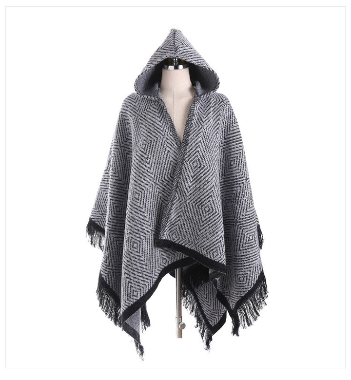 Damen Kapuzen-Ruana im geometrischen Jacquard mit Fransen und weichfallender Wolloptik – Avérine