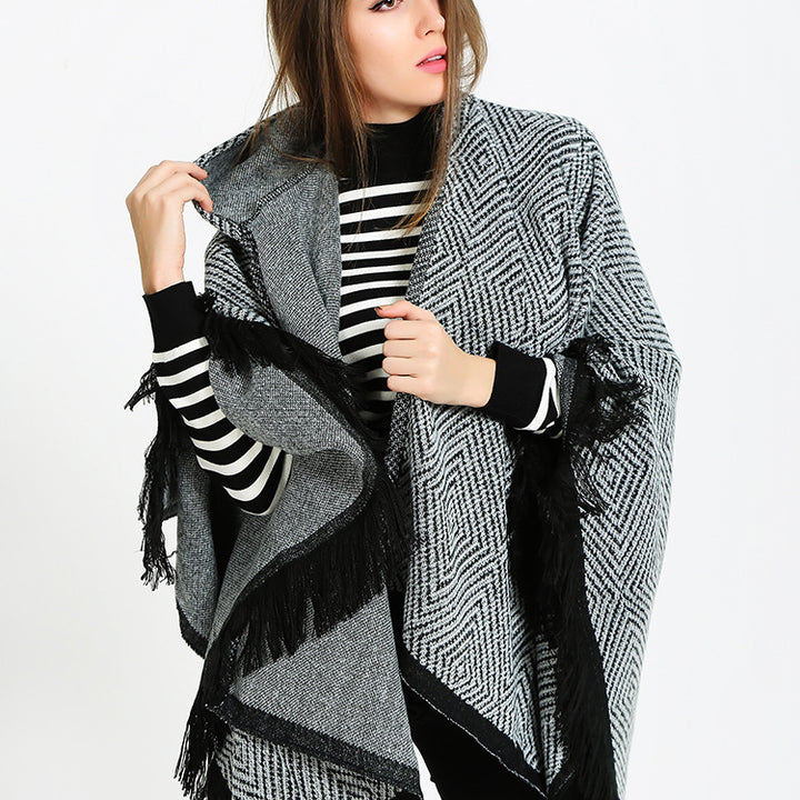 Damen Kapuzen-Ruana im geometrischen Jacquard mit Fransen und weichfallender Wolloptik – Avérine