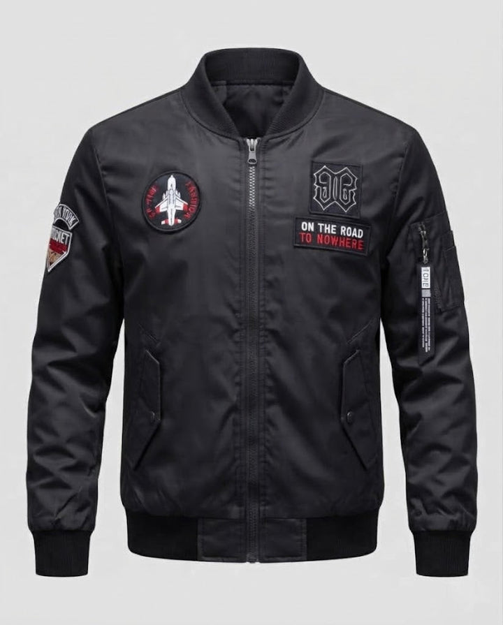 Herren Kurze Bomberjacke mit Patch‑Applikationen, Nylon‑Obermaterial und gesteppter Innenfütterung Echoarchiv