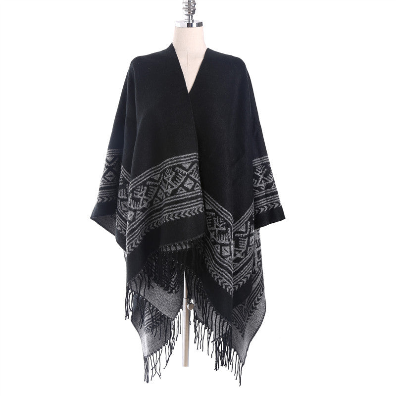 Damen Capeponcho mit geometrischer Jacquardbordüre, offenem V-Ausschnitt und Fransensaum – Montévia