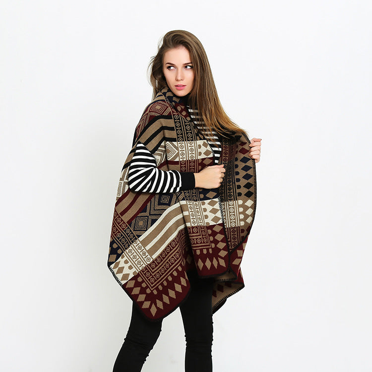 Damen Oversize-Deckeponcho aus Jacquardstrick mit Zierstichkante Echo Archiv