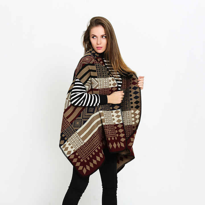 Damen Oversize-Deckeponcho aus Jacquardstrick mit Zierstichkante Echo Archiv