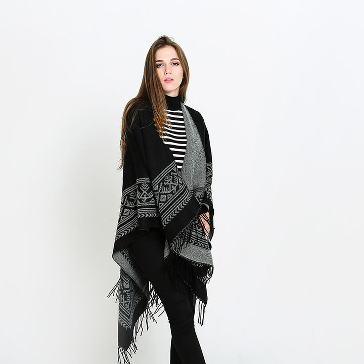 Damen Capeponcho mit geometrischer Jacquardbordüre, offenem V-Ausschnitt und Fransensaum – Montévia