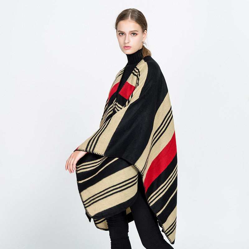 Damen Oversize‑Ruana‑Überwurf mit gestreiftem Jacquard und Zierstichkante – Avérine