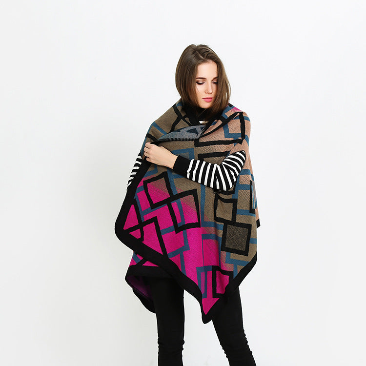 Damen Oversize-Deckeponcho aus Jacquardstrick mit Zierstichkante Echo Archiv